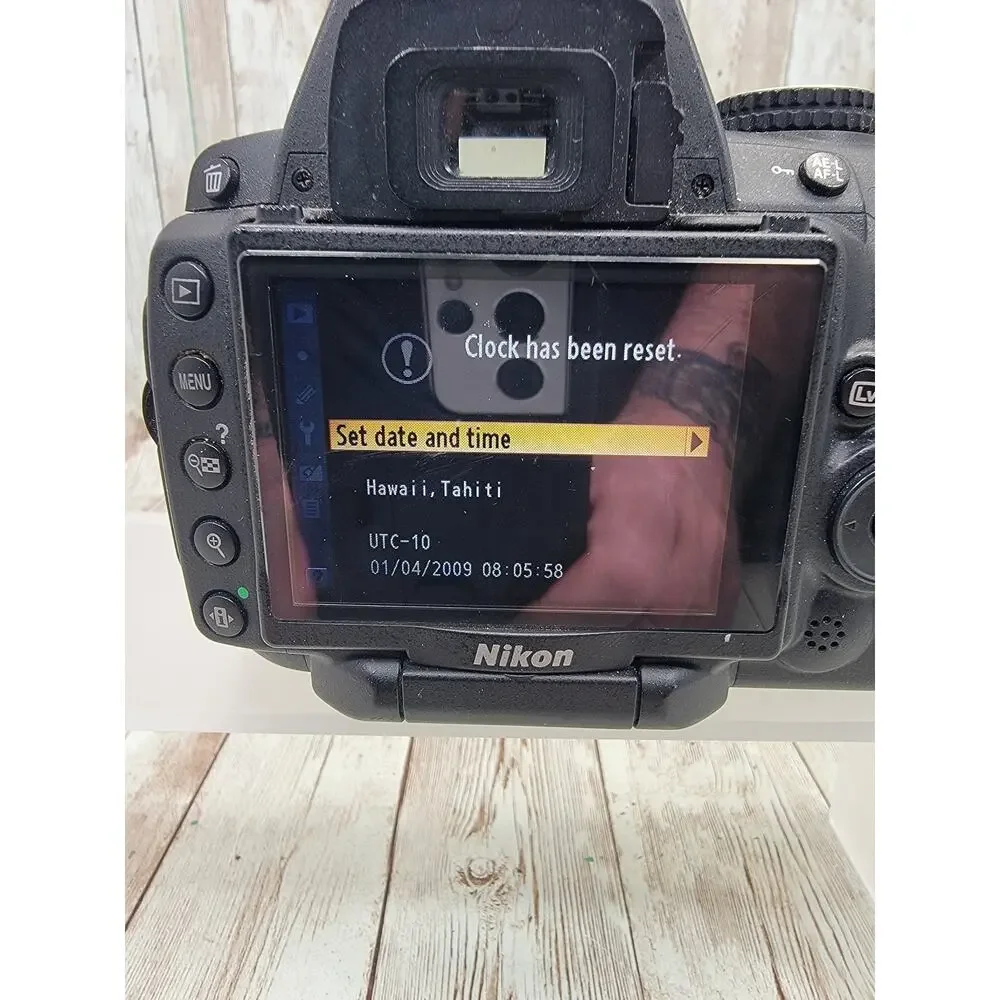 Nikon D5000 12.3 MP Digital SLR Camera Body Black W/Charger & 2 Battery's